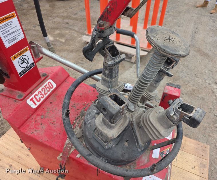 image for item DZ3647 Hunter TC3250 tire machine