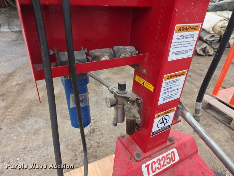 image for item DZ3647 Hunter TC3250 tire machine