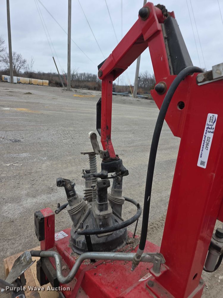 image for item DZ3647 Hunter TC3250 tire machine