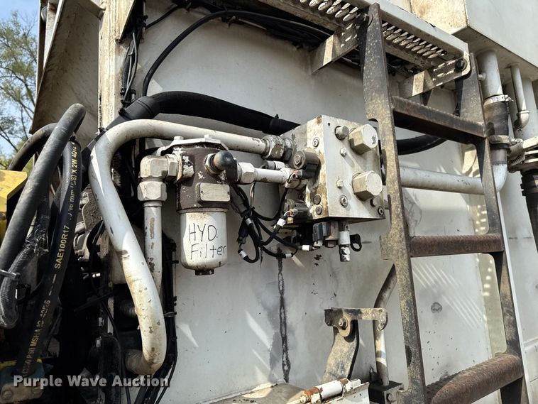 image for item EA1932 2014 Peterbilt 320 refuse truck