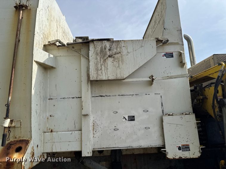 image for item EA1932 2014 Peterbilt 320 refuse truck