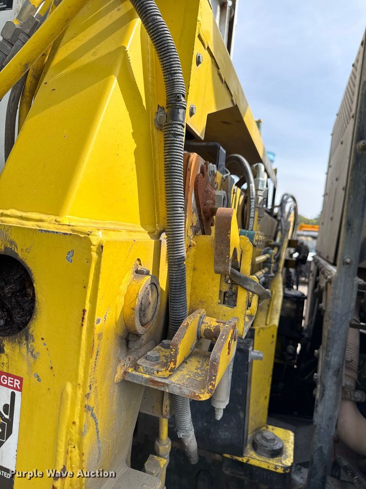 image for item EA1932 2014 Peterbilt 320 refuse truck