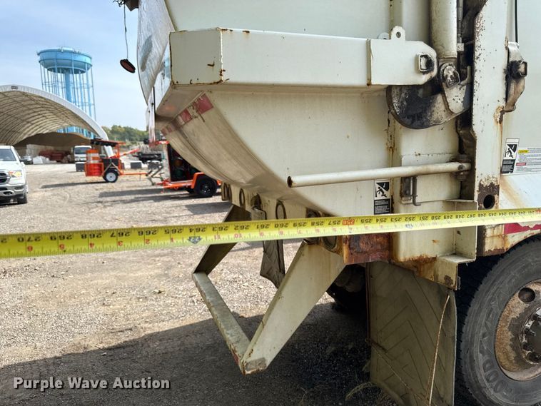 image for item EA1932 2014 Peterbilt 320 refuse truck