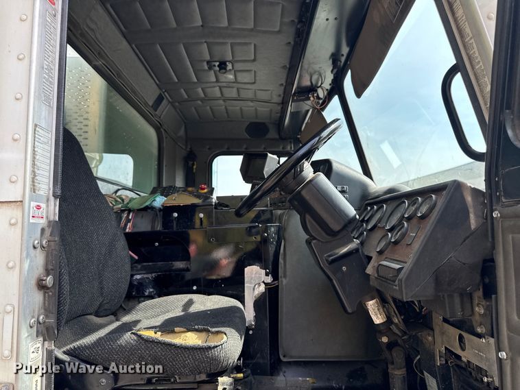 image for item EA1932 2014 Peterbilt 320 refuse truck