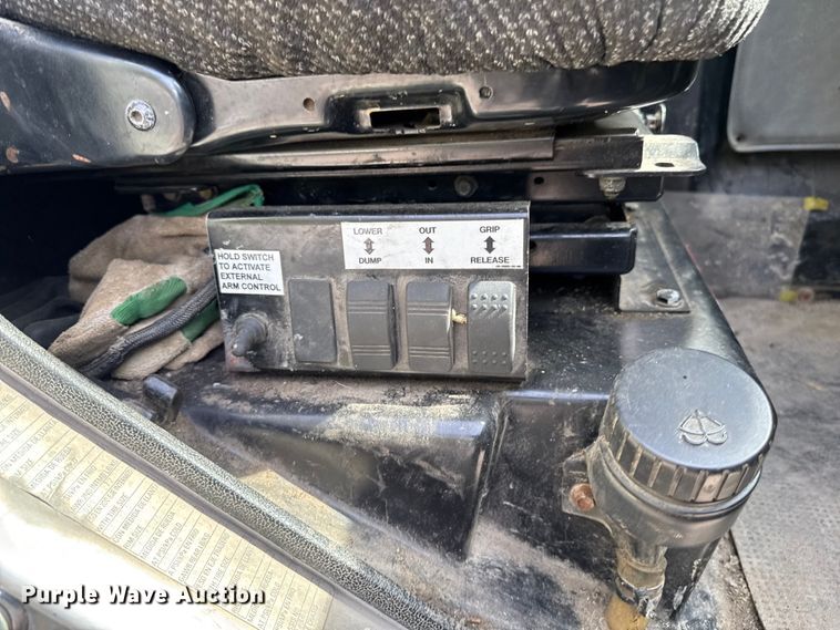 image for item EA1932 2014 Peterbilt 320 refuse truck