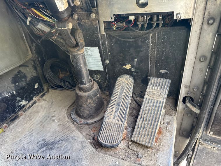 image for item EA1932 2014 Peterbilt 320 refuse truck