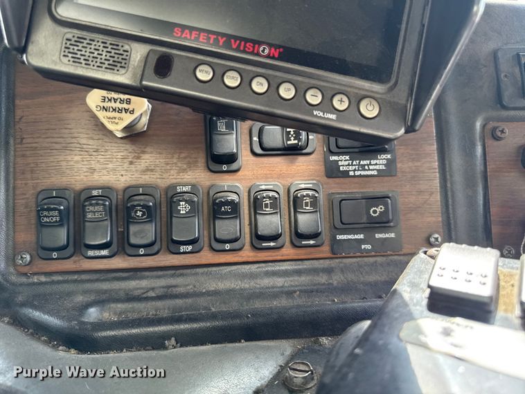 image for item EA1932 2014 Peterbilt 320 refuse truck