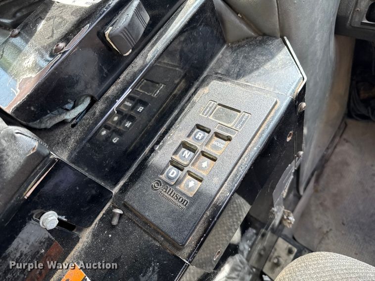 image for item EA1932 2014 Peterbilt 320 refuse truck