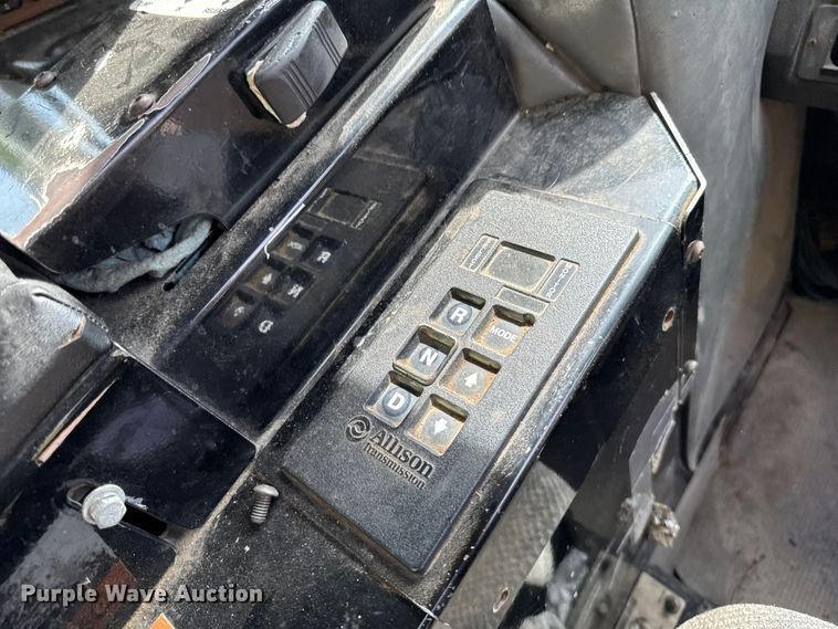 image for item EA1932 2014 Peterbilt 320 refuse truck