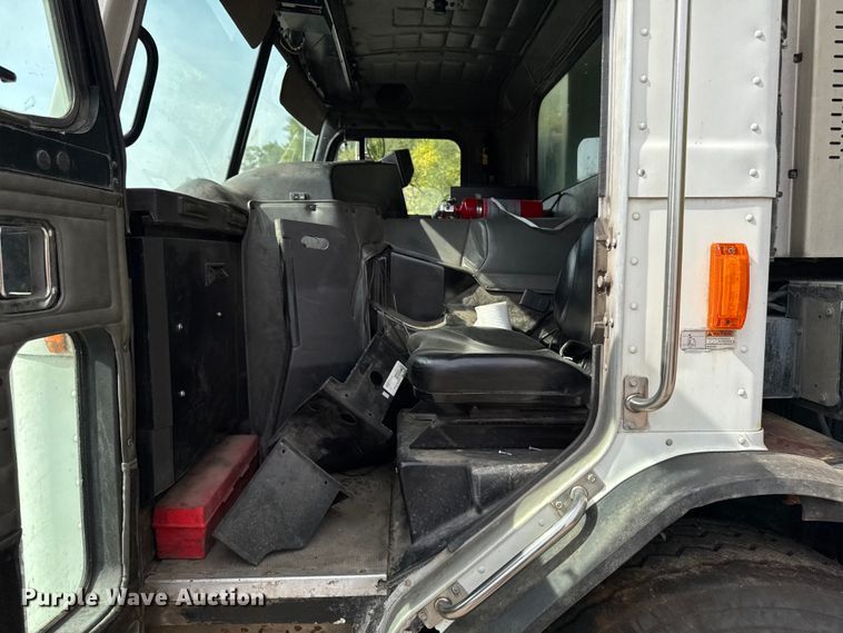 image for item EA1932 2014 Peterbilt 320 refuse truck