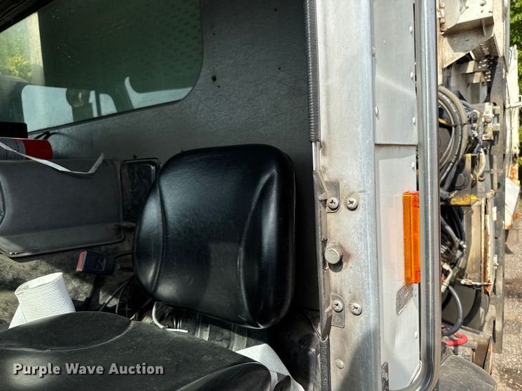 image for item EA1932 2014 Peterbilt 320 refuse truck