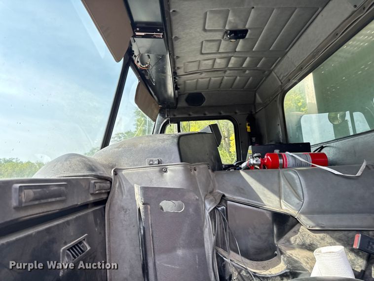 image for item EA1932 2014 Peterbilt 320 refuse truck