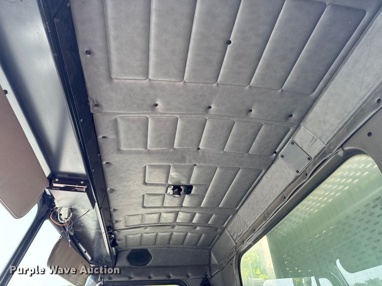 image for item EA1932 2014 Peterbilt 320 refuse truck