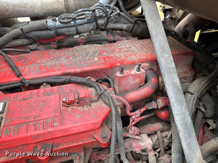 image for item EA1932 2014 Peterbilt 320 refuse truck