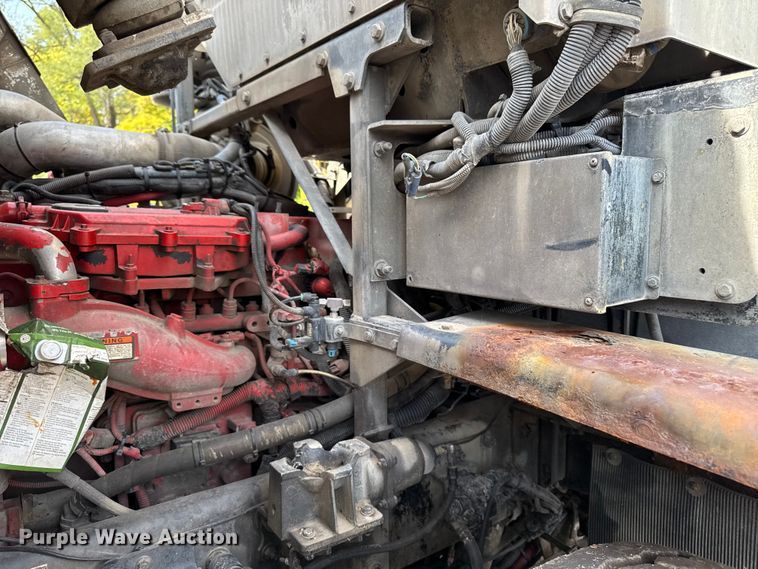 image for item EA1932 2014 Peterbilt 320 refuse truck