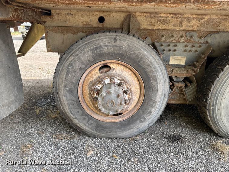 image for item EA1932 2014 Peterbilt 320 refuse truck