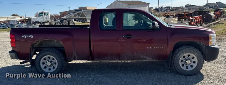 image for item EA2054 2013 Chevrolet Silverado 1500 Ext. Cab pickup truck