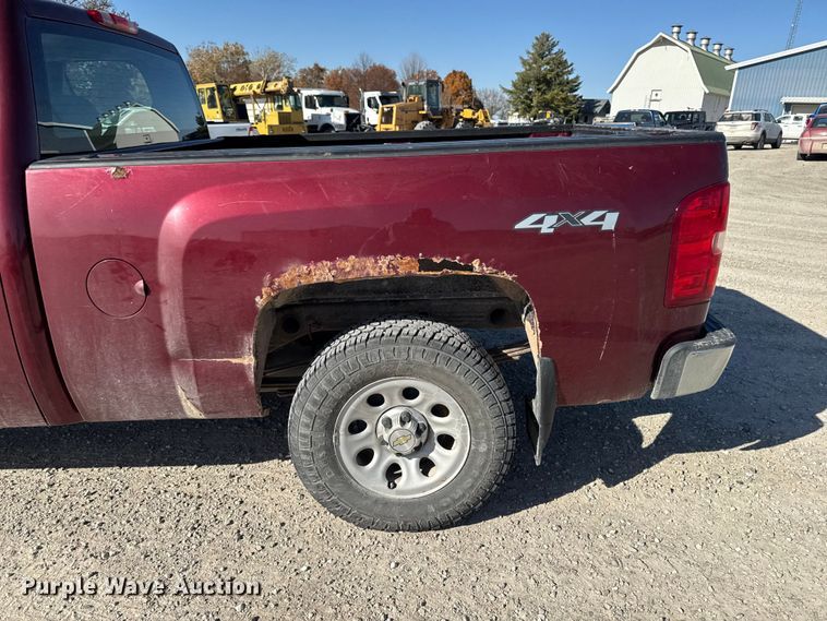 image for item EA2054 2013 Chevrolet Silverado 1500 Ext. Cab pickup truck