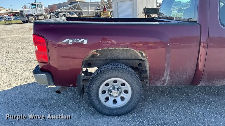 image for item EA2054 2013 Chevrolet Silverado 1500 Ext. Cab pickup truck