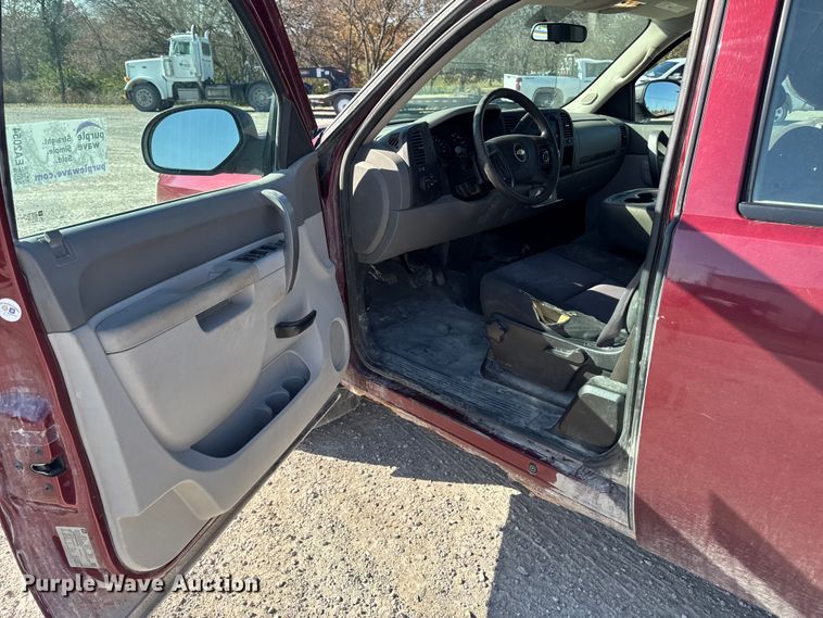 image for item EA2054 2013 Chevrolet Silverado 1500 Ext. Cab pickup truck