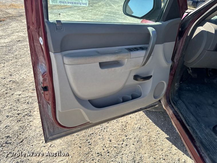 image for item EA2054 2013 Chevrolet Silverado 1500 Ext. Cab pickup truck