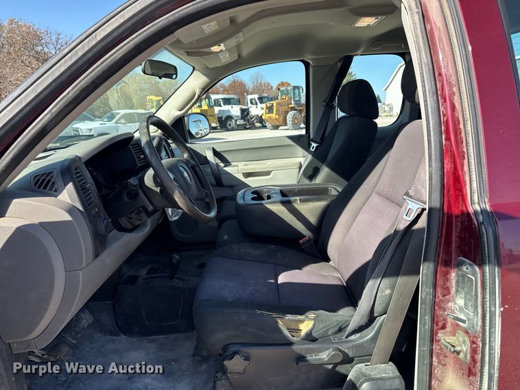 image for item EA2054 2013 Chevrolet Silverado 1500 Ext. Cab pickup truck