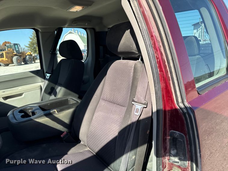 image for item EA2054 2013 Chevrolet Silverado 1500 Ext. Cab pickup truck