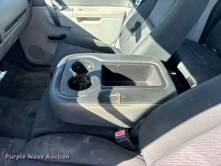 image for item EA2054 2013 Chevrolet Silverado 1500 Ext. Cab pickup truck