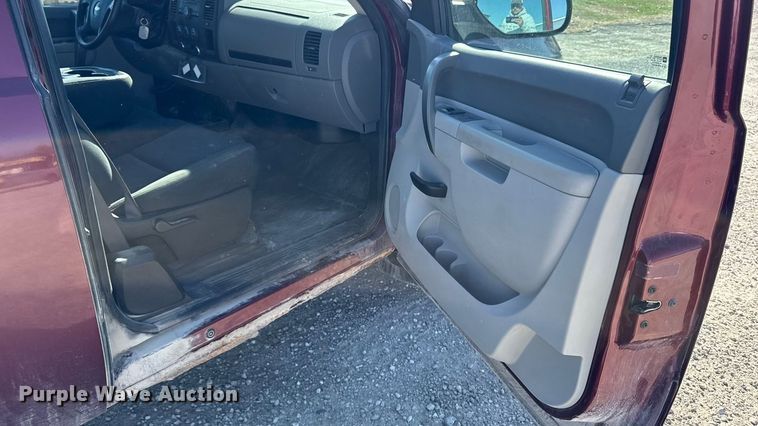 image for item EA2054 2013 Chevrolet Silverado 1500 Ext. Cab pickup truck