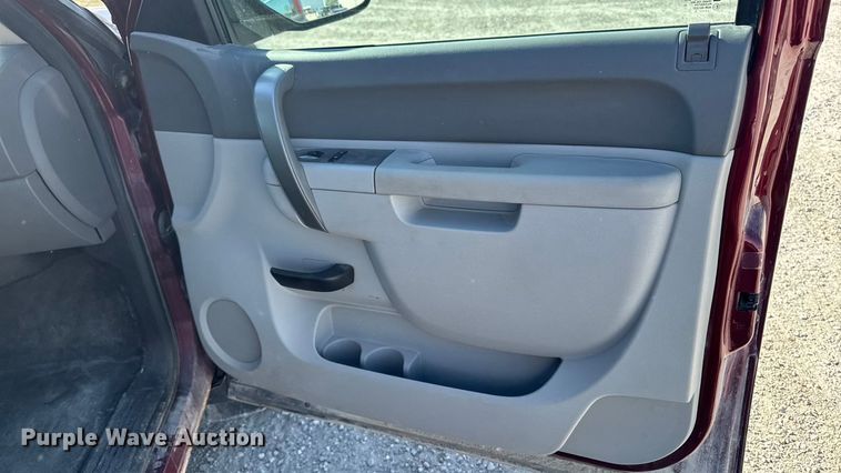 image for item EA2054 2013 Chevrolet Silverado 1500 Ext. Cab pickup truck