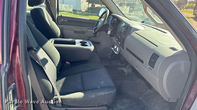 image for item EA2054 2013 Chevrolet Silverado 1500 Ext. Cab pickup truck