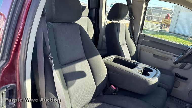 image for item EA2054 2013 Chevrolet Silverado 1500 Ext. Cab pickup truck