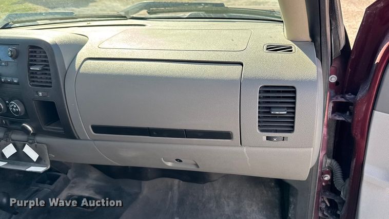 image for item EA2054 2013 Chevrolet Silverado 1500 Ext. Cab pickup truck