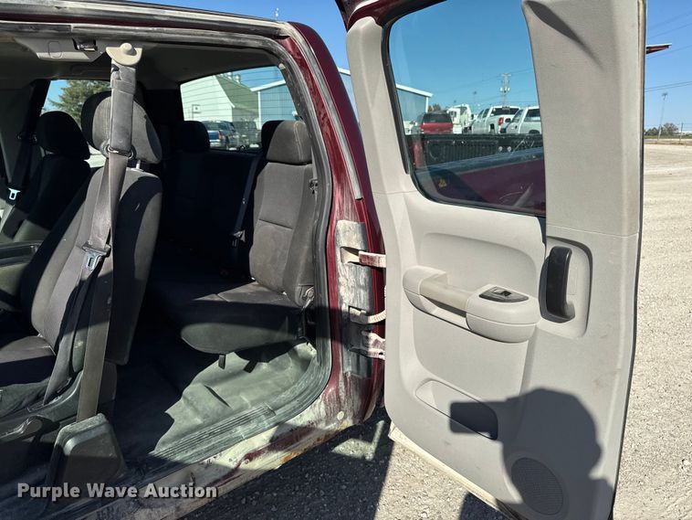 image for item EA2054 2013 Chevrolet Silverado 1500 Ext. Cab pickup truck