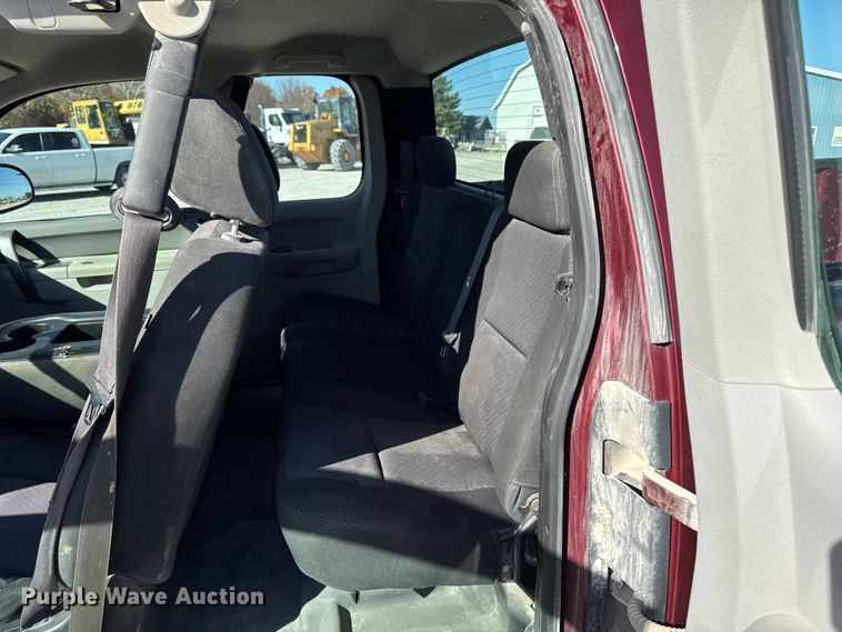 image for item EA2054 2013 Chevrolet Silverado 1500 Ext. Cab pickup truck