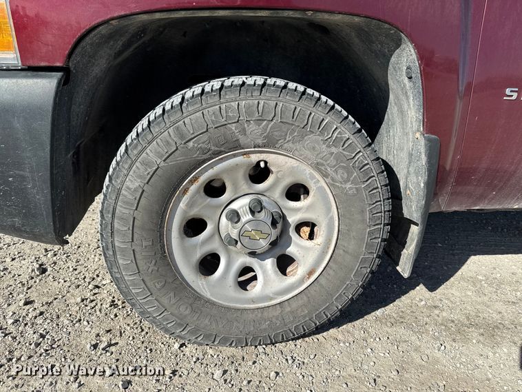 image for item EA2054 2013 Chevrolet Silverado 1500 Ext. Cab pickup truck