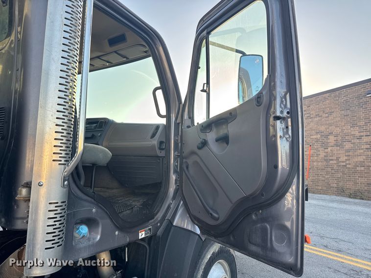 image for item EA2057 2014 Freightliner 108SD dump truck