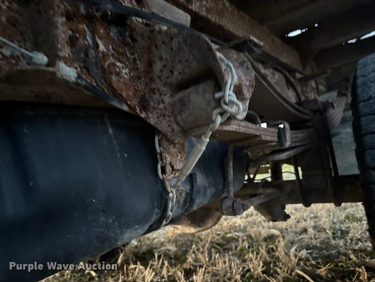 image for item EA2092 2000 Ford F350 Super Duty flatbed pickup truck