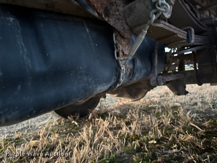 image for item EA2092 2000 Ford F350 Super Duty flatbed pickup truck