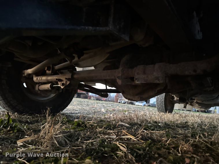 image for item EA2092 2000 Ford F350 Super Duty flatbed pickup truck