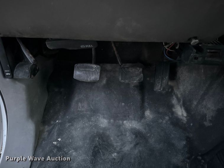 image for item EA2092 2000 Ford F350 Super Duty flatbed pickup truck