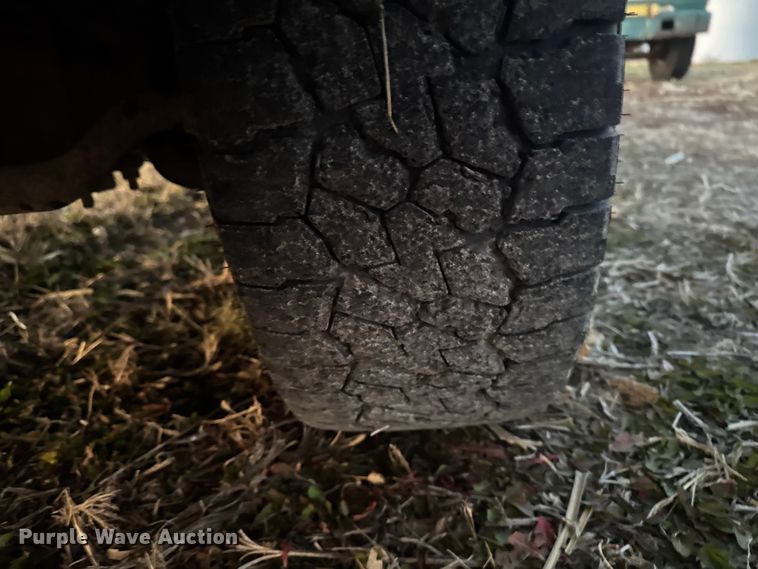 image for item EA2092 2000 Ford F350 Super Duty flatbed pickup truck