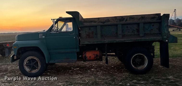 image for item EA2093 1980 Ford F700 dump truck