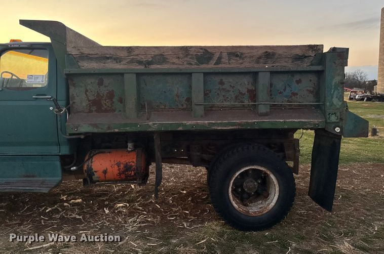 image for item EA2093 1980 Ford F700 dump truck