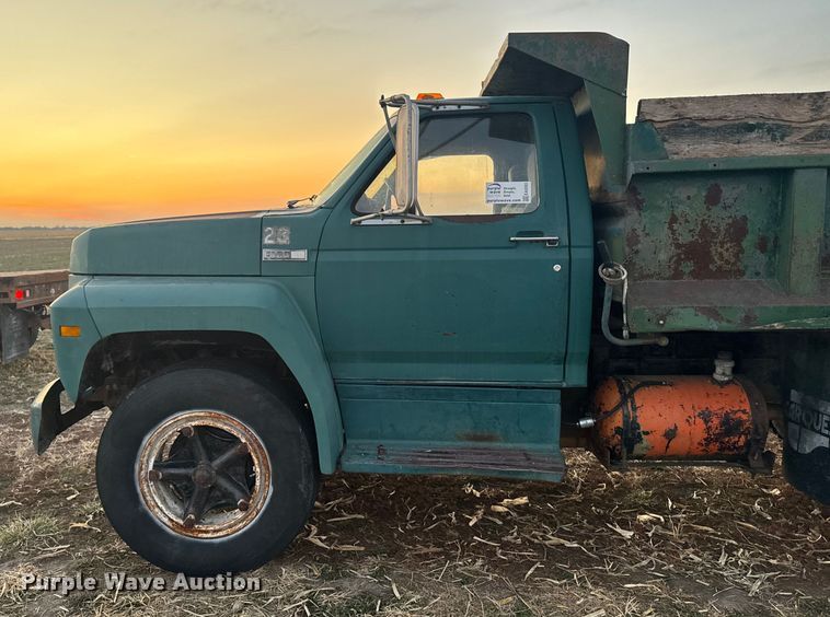 image for item EA2093 1980 Ford F700 dump truck