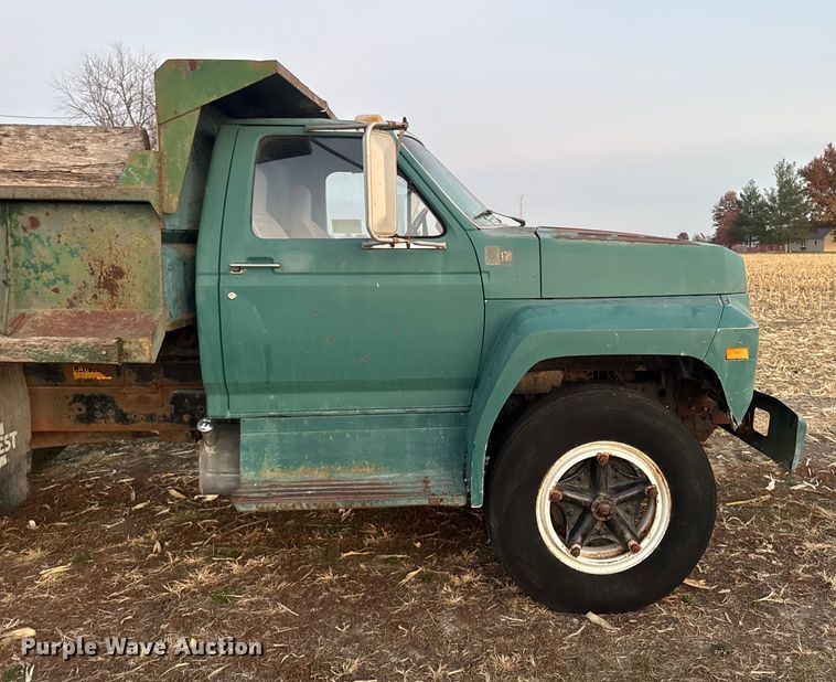 image for item EA2093 1980 Ford F700 dump truck