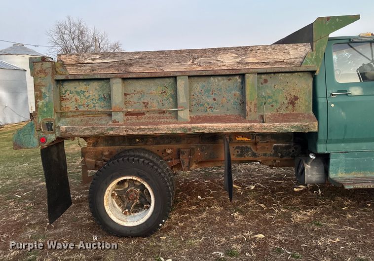 image for item EA2093 1980 Ford F700 dump truck