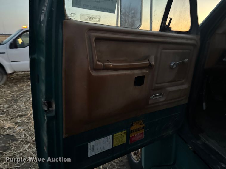 image for item EA2093 1980 Ford F700 dump truck