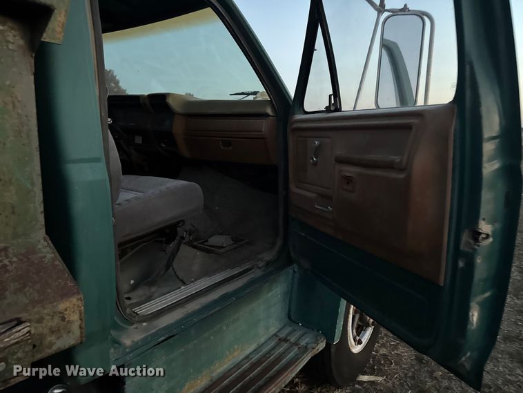 image for item EA2093 1980 Ford F700 dump truck