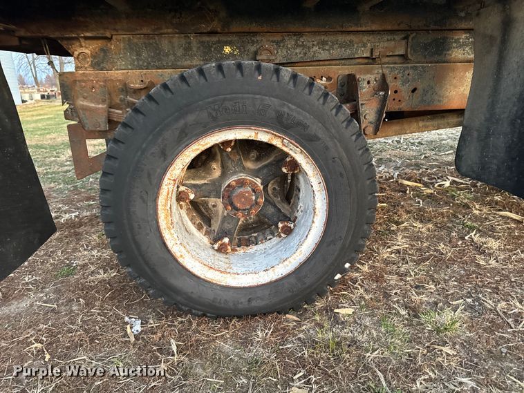 image for item EA2093 1980 Ford F700 dump truck